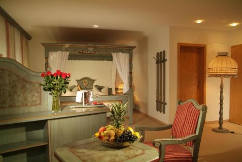 a kitchen with a bowl of fruit on a table at Best Western Plus Hotel Erb in Parsdorf