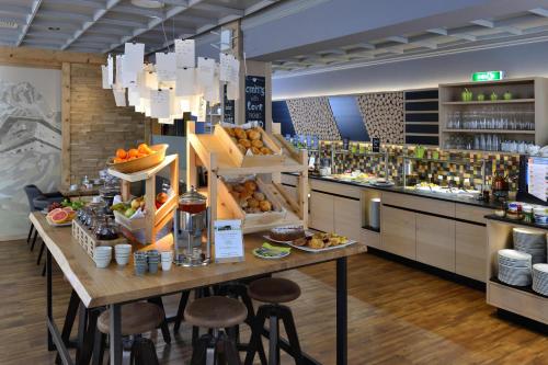 a bakery with a table with food on it at Best Western Plus Hotel Erb in Parsdorf