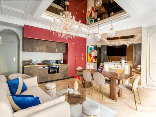 un salon avec un canapé et une salle à manger dans l'établissement Merveil - Luxury Suite - Louvre - Palestro, à Paris