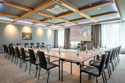 a large conference room with a long table and chairs at Best Western Plus Hotel Erb in Parsdorf