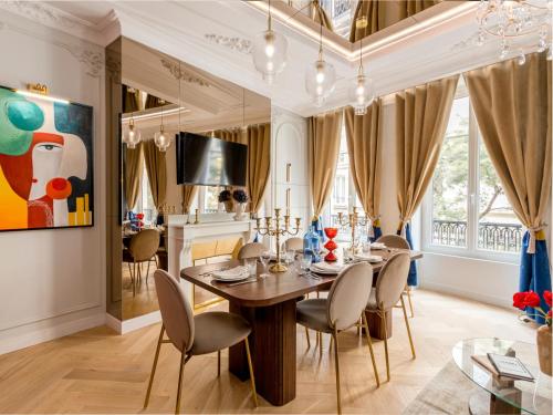 une salle à manger avec une table et des chaises dans l'établissement Merveil - Luxury Suite - Louvre - Palestro, à Paris