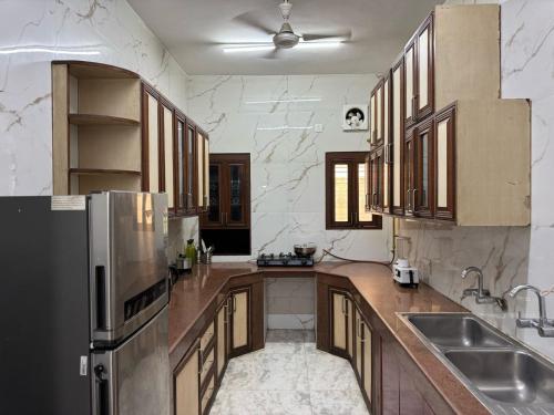 Η κουζίνα ή μικρή κουζίνα στο Divine India Service Apartment 2Bhk 1A Saket