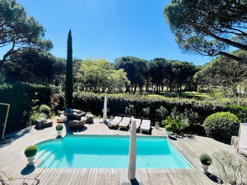 une piscine au milieu d'une cour dans l'établissement St Tropez 7km, Villa Gassinette, à Gassin