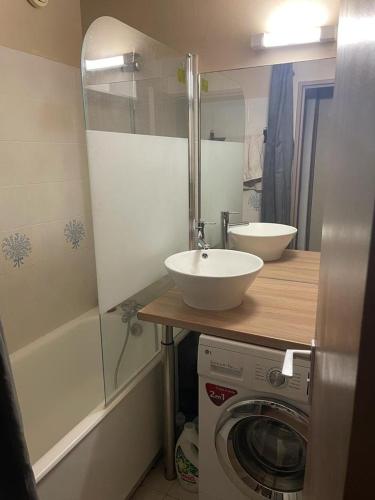 une salle de bain avec un lavabo et une machine à laver dans l'établissement Piscine, plage et vue mer pour ce beau T3 rénové avec goût - 6FR324, à Saint Cyprien Plage