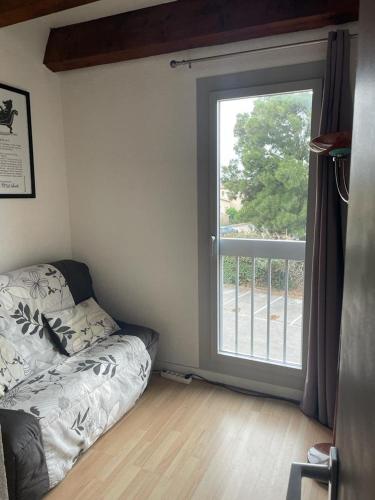 une chambre avec un lit et une porte coulissante en verre dans l'établissement Piscine, plage et vue mer pour ce beau T3 rénové avec goût - 6FR324, à Saint Cyprien Plage