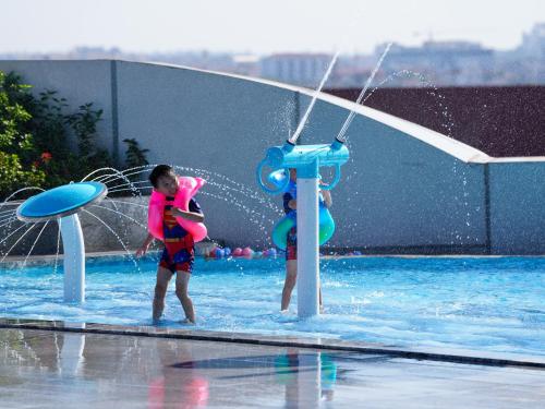 Bazén v ubytování Latsavong Wanda Vista Vientiane nebo v jeho okolí