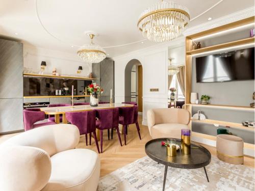 un salon avec une table et des chaises violettes dans l'établissement Merveil - Luxury Suite - Champs Elysees -St George, à Paris
