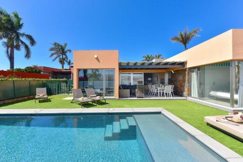 Villa de 2 dorm. con piscina privada