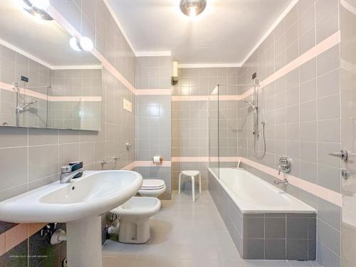Aspromonte Lakeside Suite - Lecco Garden Retreat photo 3