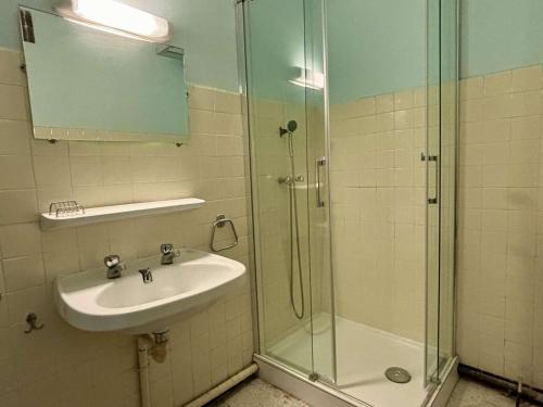 une salle de bain avec un lavabo et une douche en verre dans l'établissement Studio cabine 4 couchages ARGELES SUR MER AR200-084, à Argelès-sur-Mer