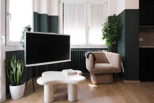 Μια τηλεόραση ή/και κέντρο ψυχαγωγίας στο Prestige Main Apartment - Just 30 Seconds Walk to Bernina Express