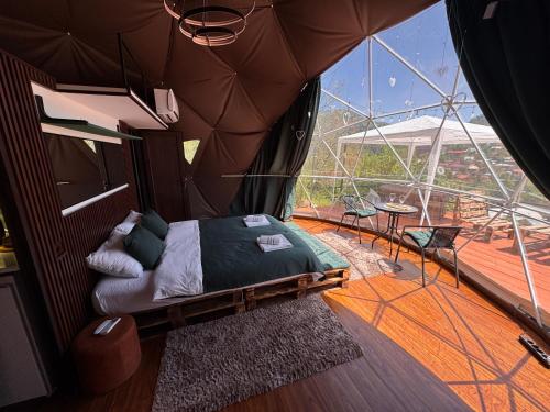 Postel nebo postele na pokoji v ubytování Aura glamping borjomi