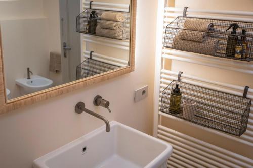 a bathroom with a sink and a mirror at Cavallara - pace, natura e musica a Santarcangelo di Romagna in Corpolò