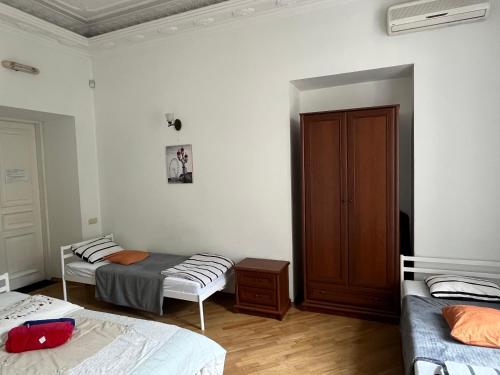 Una cama o camas en una habitación de Центрум Апартаментс