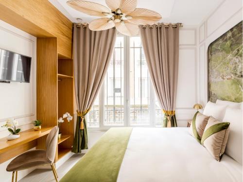 une chambre avec un grand lit et une fenêtre dans l'établissement Merveil Luxury Suite - Martin VII - Museum view, à Paris