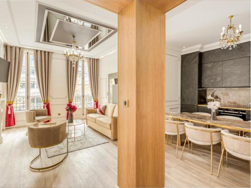- un salon et une salle à manger avec un canapé et une table dans l'établissement Merveil Luxury Suite - Martin VII - Museum view, à Paris