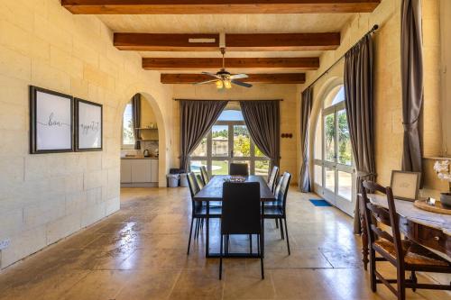 ein Esszimmer mit Tisch und Stühlen in der Unterkunft VillaNirvana in Qala