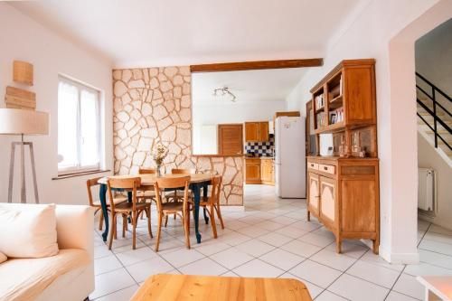 une cuisine et une salle à manger avec une table et des chaises dans l'établissement Family Home in Lille, Garden and Parking - 6/8p, à Lille