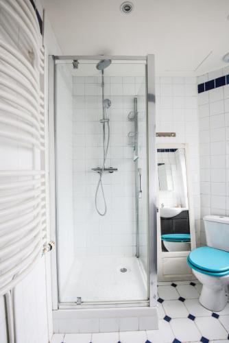 une salle de bain blanche avec douche et toilettes dans l'établissement Family Home in Lille, Garden and Parking - 6/8p, à Lille