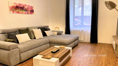 un salon avec un canapé et une table basse dans l'établissement L'Alcove, à Carcassonne