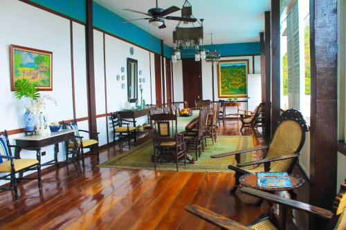 a room with chairs and tables and a dining room at Paradores Del Castillo in Taal