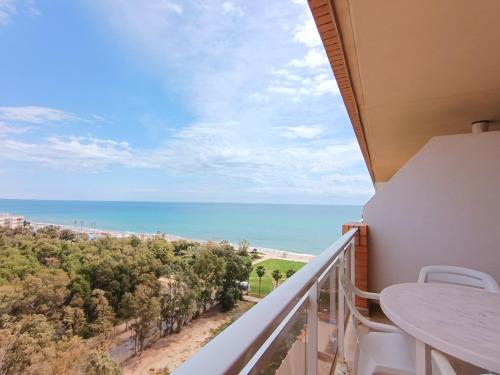 un balcón con vista al mar en Ayf vistas de lujo en 1ª linea de playa, en El Borseral