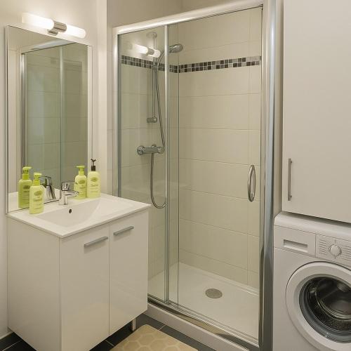 une salle de bain avec douche et lavabo et une machine à laver dans l'établissement Studio équipé avec Balcon et Accès rapide à Lille, à Croix