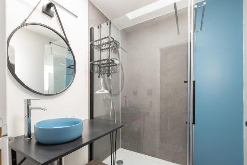 une salle de bain avec un lavabo bleu et une douche dans l'établissement Ker des Halles - Maison8prsWifi, à Pornic