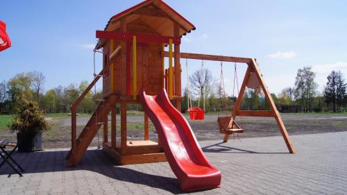 un parque infantil con tobogán y estructura de juegos en Jordaszka, en Wodzisław Śląski