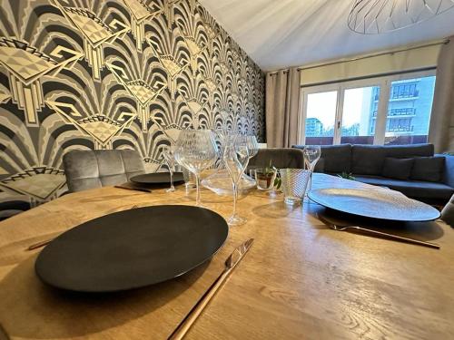 une table en bois avec des assiettes et des verres à vin dessus dans l'établissement Fléchambault face à la Basilique avec terrasse, à Reims