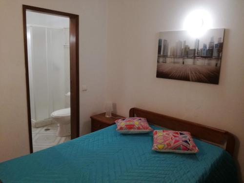 une chambre avec un lit avec deux oreillers dessus dans l'établissement Vivenda Maravilhosa em Portimão - Bemposta Alvor, à Alvor