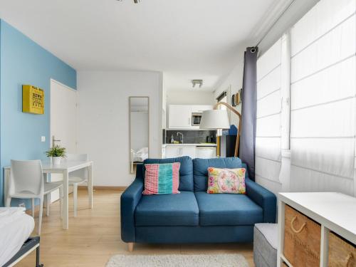 Quiet studio between train stations and the Opera.