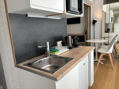 une cuisine avec un évier et un plan de travail dans l'établissement Studio Cosy Pradignac, à Cannes