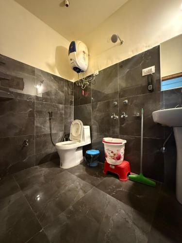 a bathroom with a toilet and a sink at Flipsyde Retreat in Kasol