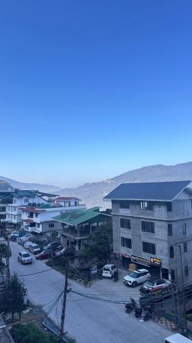 una città con auto parcheggiate in un parcheggio di Devantara a cozy stay a Gangtok
