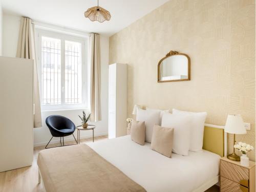 - une chambre avec un lit blanc et une chaise noire dans l'établissement Merveil - Family Suite - Opera - Turin, à Paris
