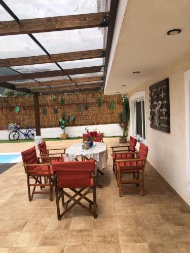 The swimming pool at or close to Villa Evenik