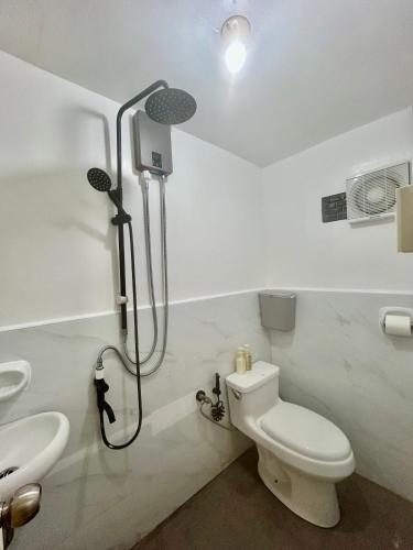 a bathroom with a shower and a toilet and a sink at Espazzi Apartment All in in San Jose