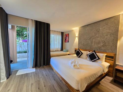 Postel nebo postele na pokoji v ubytování TT Naiyang Beach Phuket