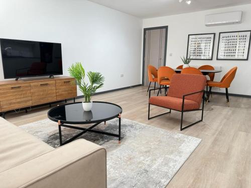 Foto Elegant 2-Bed Apartment with AC, Sleeps 6, Free Parking, Netflix, WiFi, New build 5