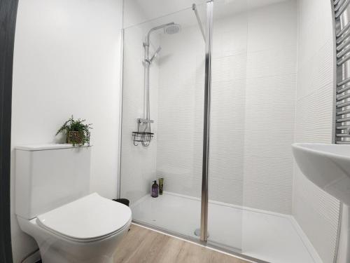 Foto Elegant 2-Bed Apartment with AC, Sleeps 6, Free Parking, Netflix, WiFi, New build 3