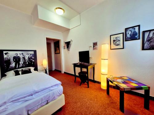 a hotel room with a bed and a desk and a desk at Retro - Art - Hotel Lünen in Lünen