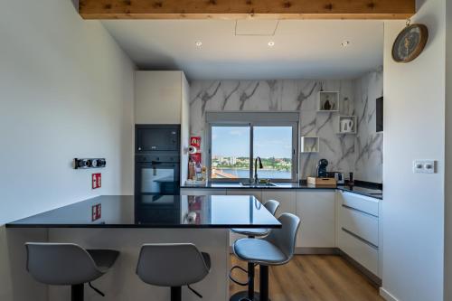a kitchen with a table and chairs in a room at Casa KAD in Vila Nova de Gaia