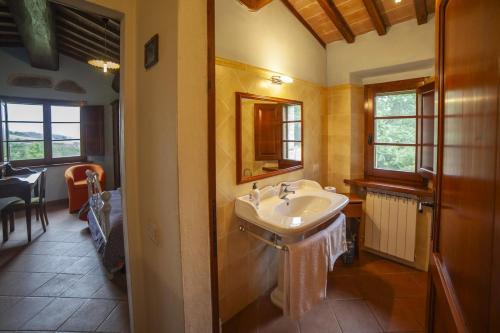 baño con lavabo y comedor en Agriturismo Podere Il Colle, en Radicondoli