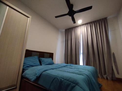 Iskandar Puteriにある3 Bedder Marina view condo at Puteri Harbor near Legolandのベッドと天井扇風機のある寝室