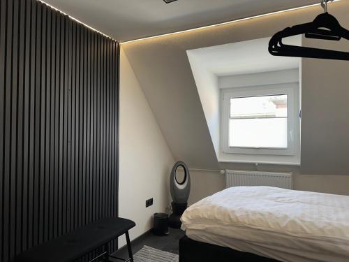 a bedroom with a bed and a window at Cityferienwohnung in Emmerich