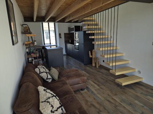 un salon avec un canapé et un escalier dans l'établissement Apartement La Cuverie, à Carcassonne