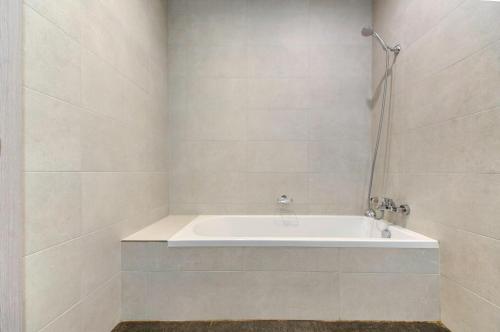 Ένα μπάνιο στο Stunning City-Center 3BR