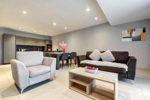 Χώρος καθιστικού στο Stunning City-Center 3BR