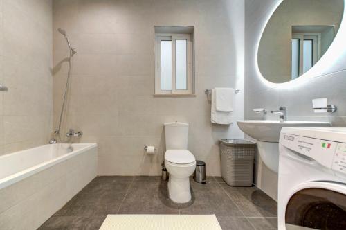Ένα μπάνιο στο Stunning City-Center 3BR